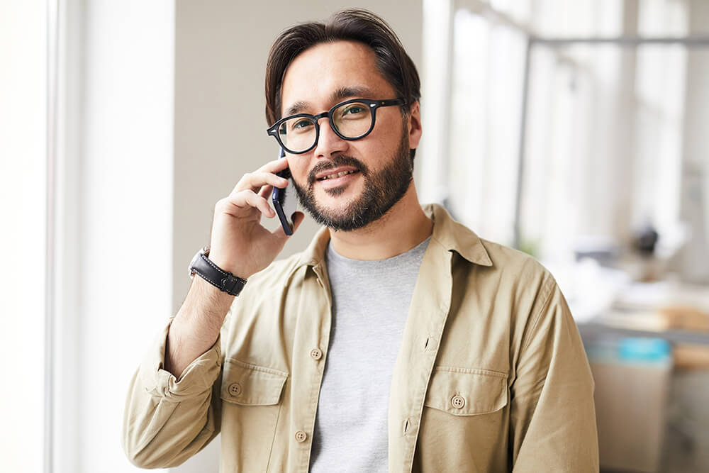 Ein Mann nimmt die telefonische Beratung in Anspruch