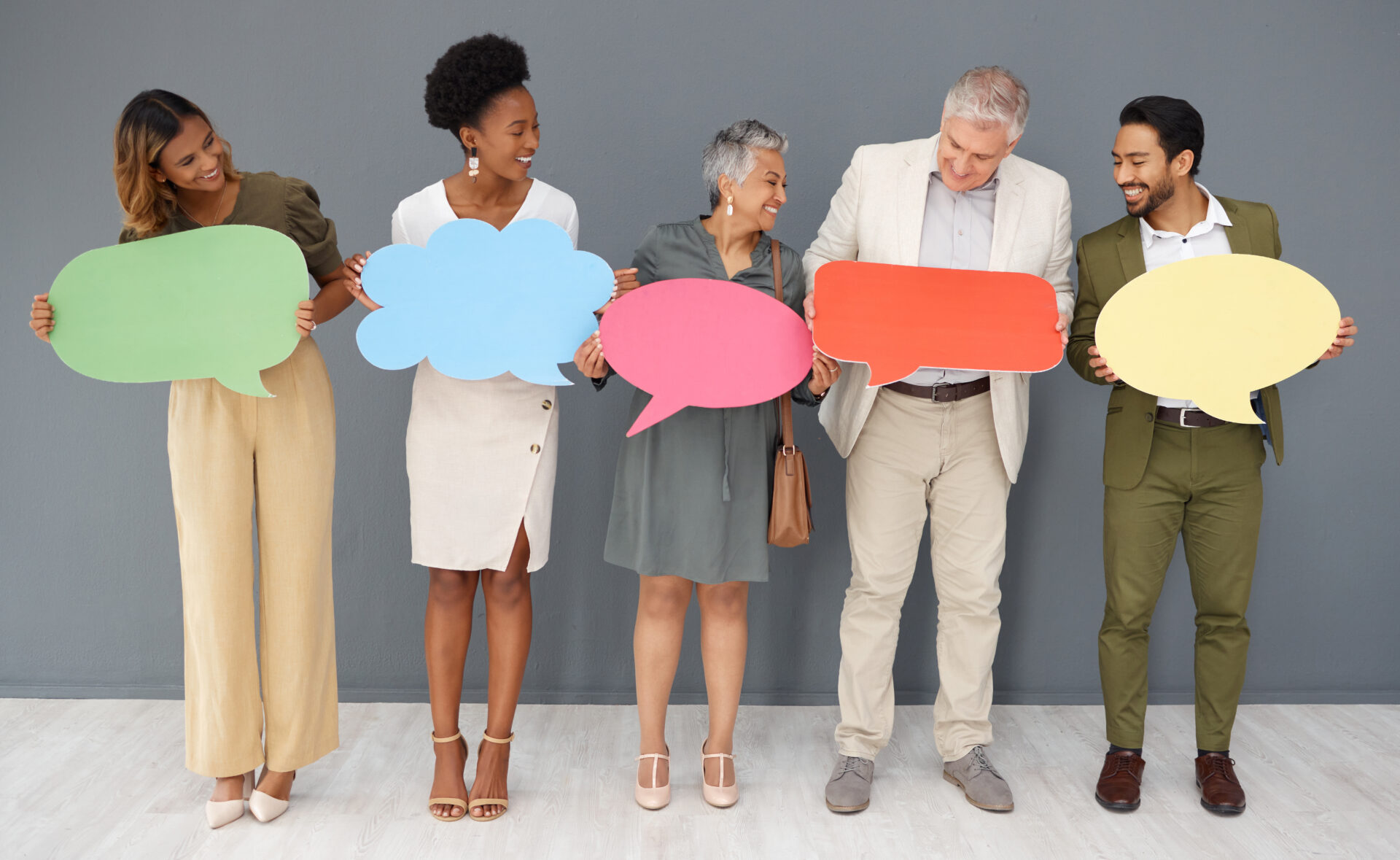 feedback-survey-and-mockup-with-business-people-a-2023-11-27-05-29-51-utc Verschiedene Menschen halten Gesprächs- und Gedankenblasen aus Pappe hoch