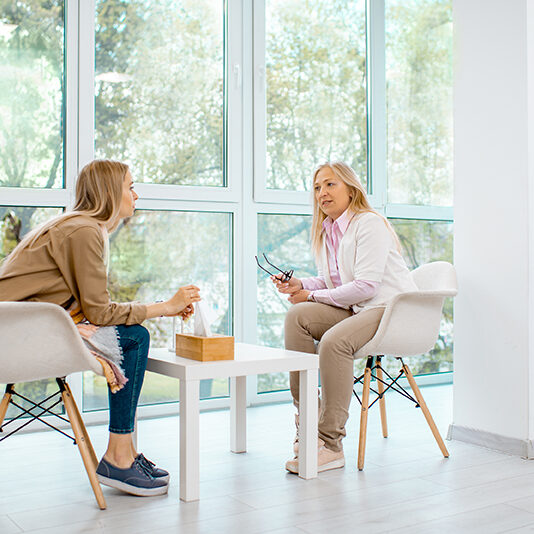 PSEH Frauen Young woman with senior female psychologist or mental coach during the psychological counseling in the office