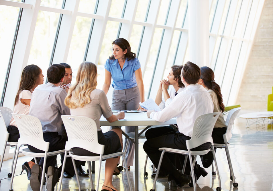 Eine Gruppe von Menschen sitzt während eines Workshops an einem Tisch